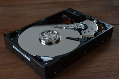 Disco duro con sectores dañados y fallas en la superficie de almacenamiento, lo que puede causar lentitud en el sistema y pérdida de datos. Aprende a identificar y solucionar problemas con el disco duro utilizando herramientas de diagnóstico y técnicas de mantenimiento para prolongar su vida útil y mejorar el rendimiento de tu computadora