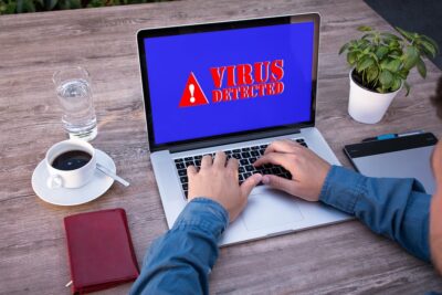 Alerta de malware en pantalla, indicando una amenaza de seguridad informática en la computadora. Aprende a proteger tu equipo contra virus, troyanos y otros programas maliciosos utilizando software antivirus actualizado y escaneando regularmente tu sistema para detectar y eliminar amenazas potenciales.